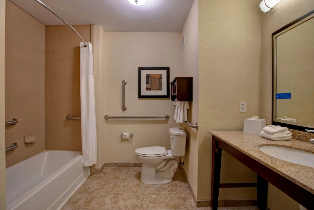 Hampton Inn Dekalb - Near the University