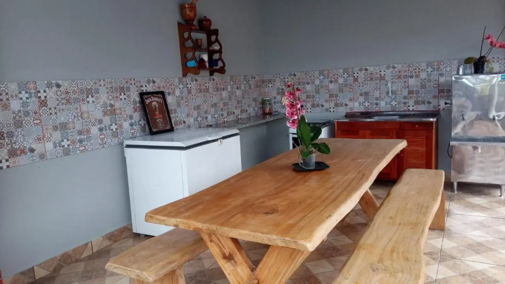 Casa de 4 suites com piscina, próxima a praias e do centro de Ubatuba