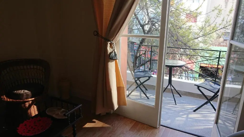 Excelente departamento con balcón a la calle sobre avenida
