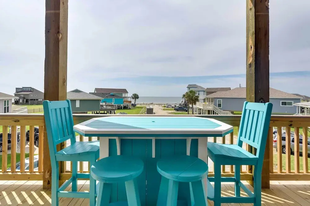 Steps to Coast! Beach Home w/ 2 Decks in Galveston