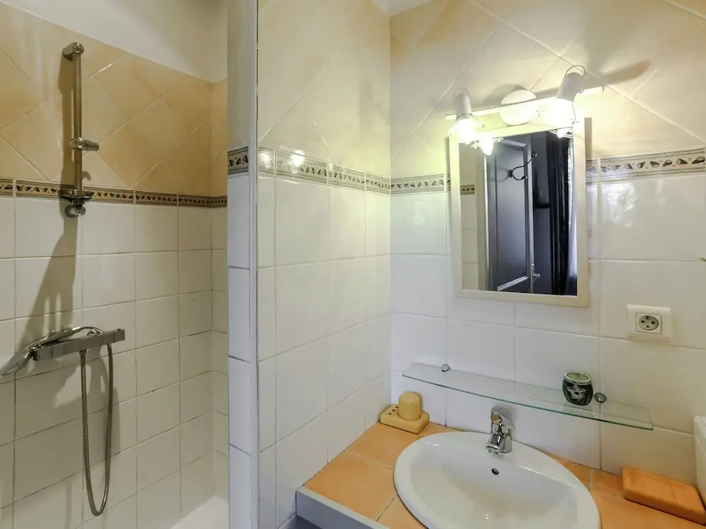 Amazing Holiday Home With Pool in Aix-en-provence