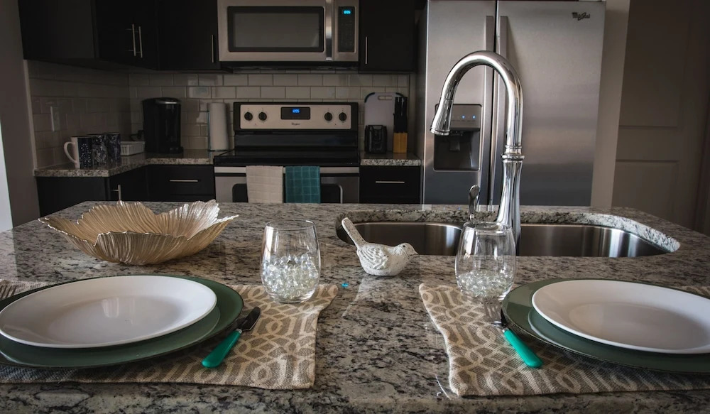 1 Bedroom and 2 Bedroom Uptown Apartments with City Views by Frontdesk