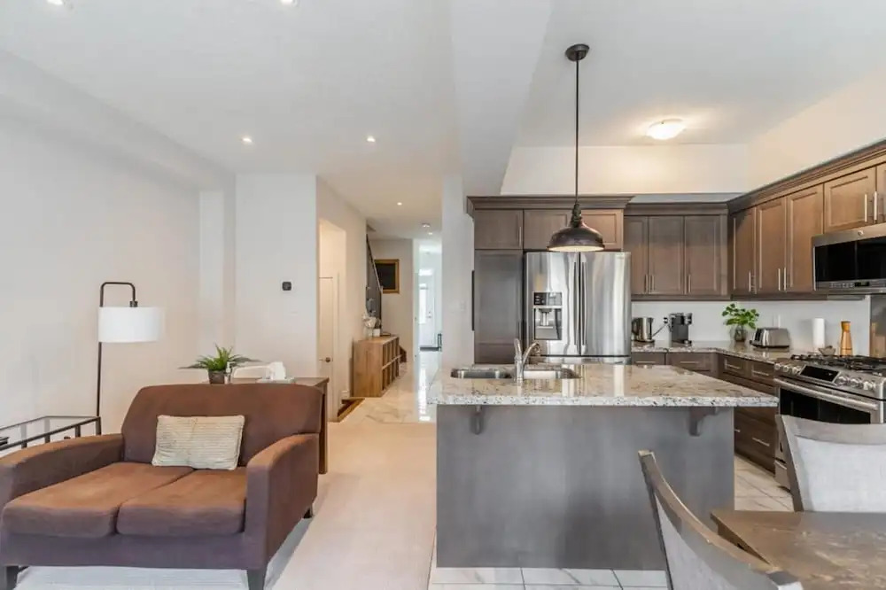Modern Lakeshore 3BR 3BA TH Free Parking BBQ