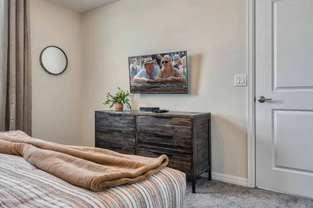 Amazing home with Mickey themed decorated bedroom near Disney