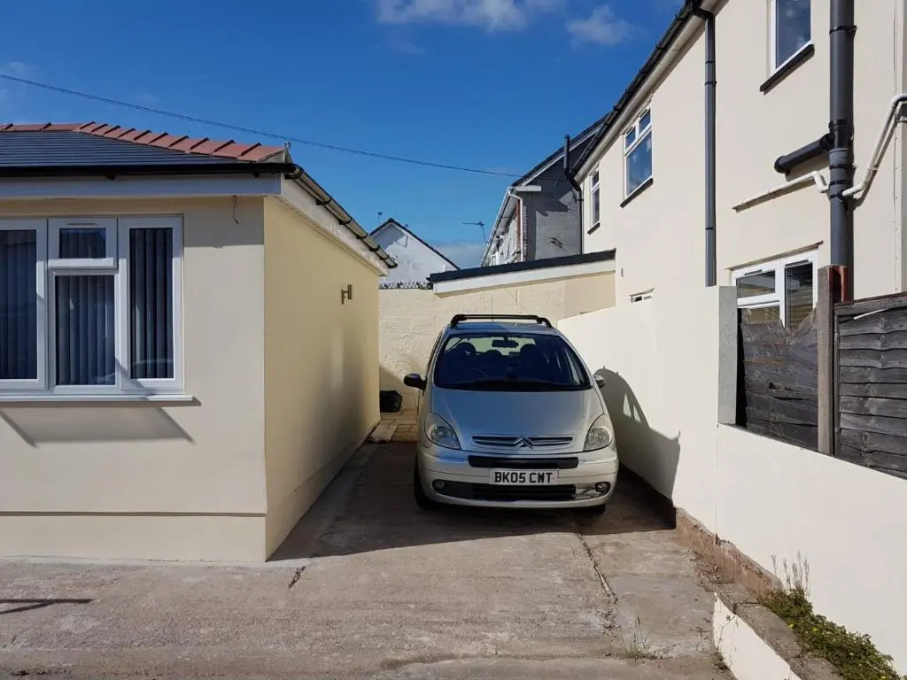 Beechfield House Modern studio self-contained unit with free WiFi and Parking and kitchen area 4m from city centre and castle