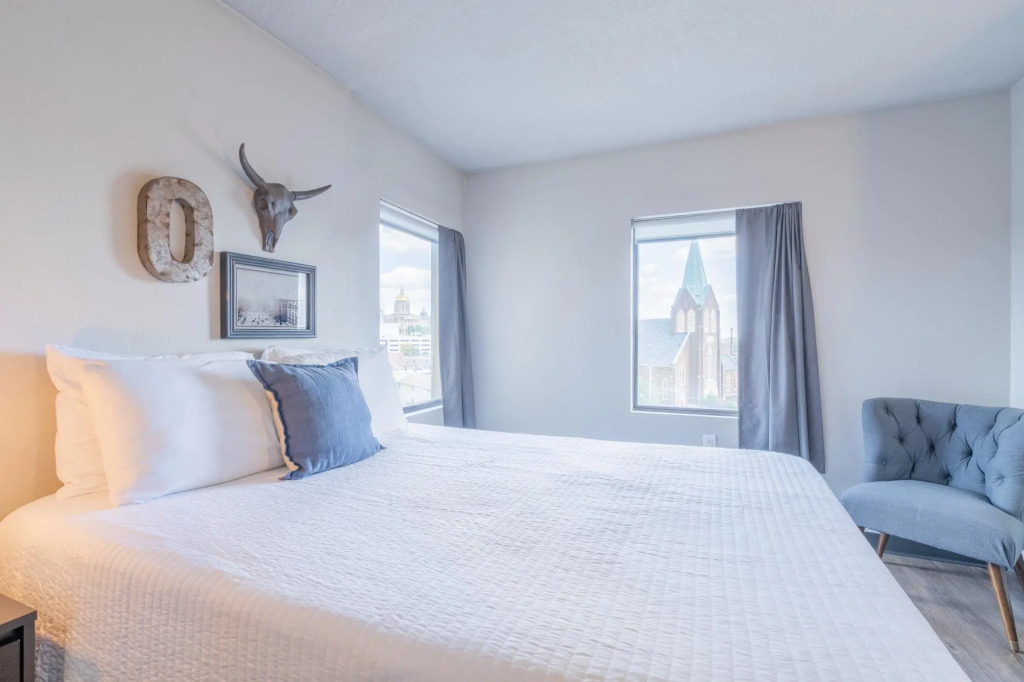 Beautiful Downtown Suite With Free Parking Gym More