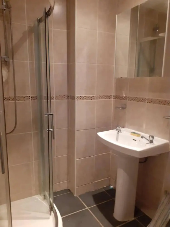 Spacious 2-bed Apartment in North of Glasgow