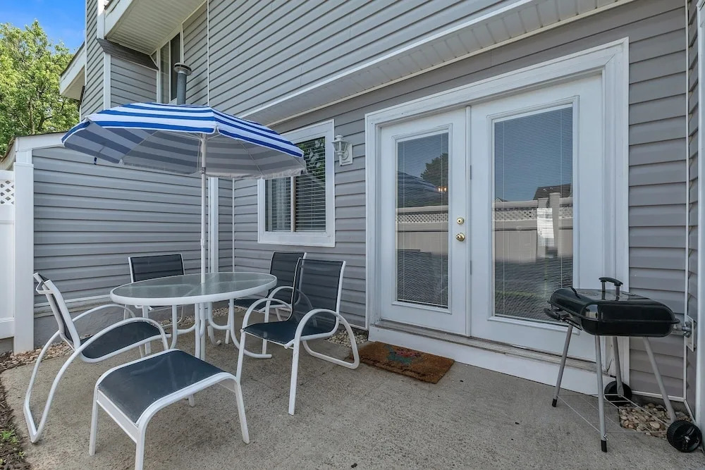 Comfy Home In The Heart Of Raleigh 2 Bedroom Townhouse by Redawning