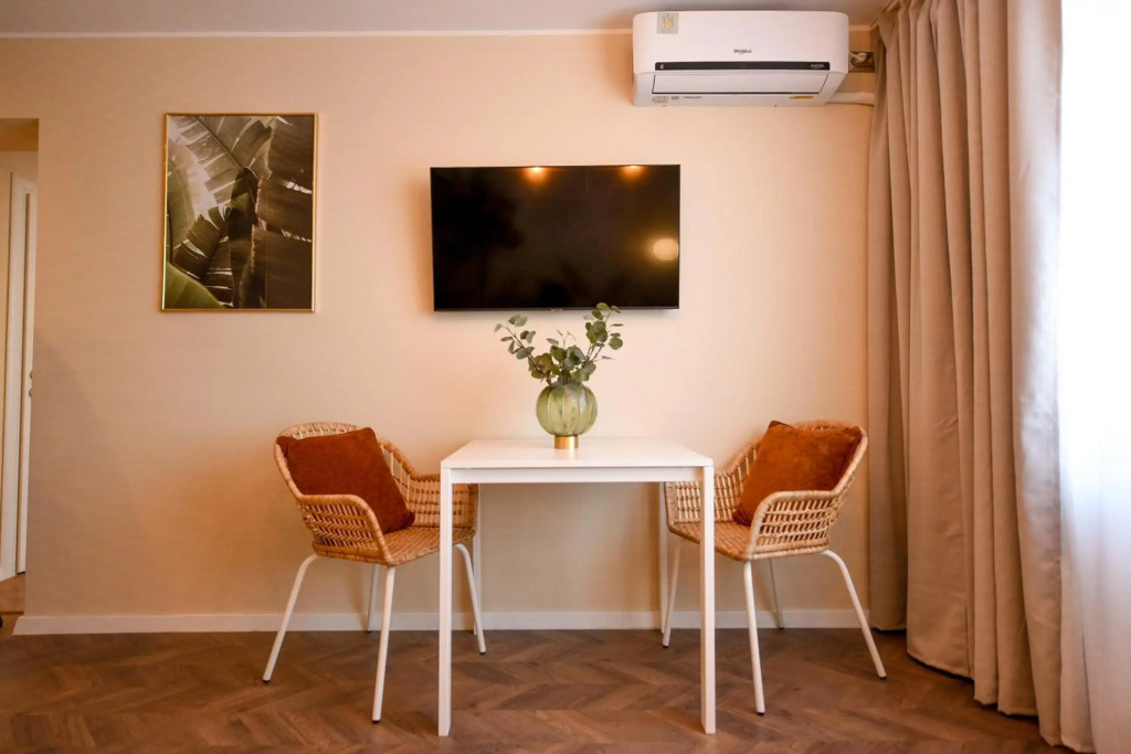 TROPICAL FEEL. 2BR Apt at Sala Palatului