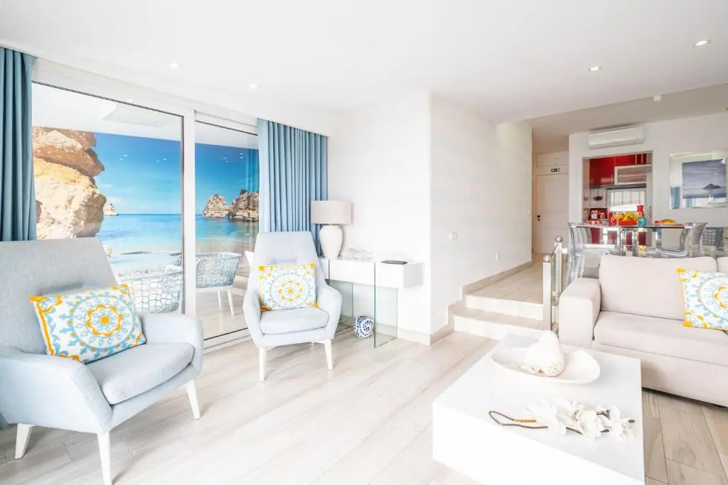 Luxurious Seaview Apartment with pool 5min Beach