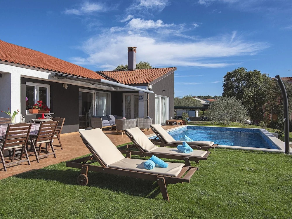 Villa with Swimming Pool, Volleyball Court & Hot Tub, near Rovinj