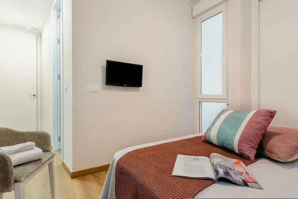 Beautiful Recently Renovated 2 BD Apartment in Prime Location Conde de Ibarra III