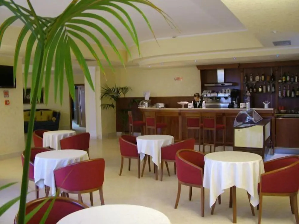 Royals Gate Hotel