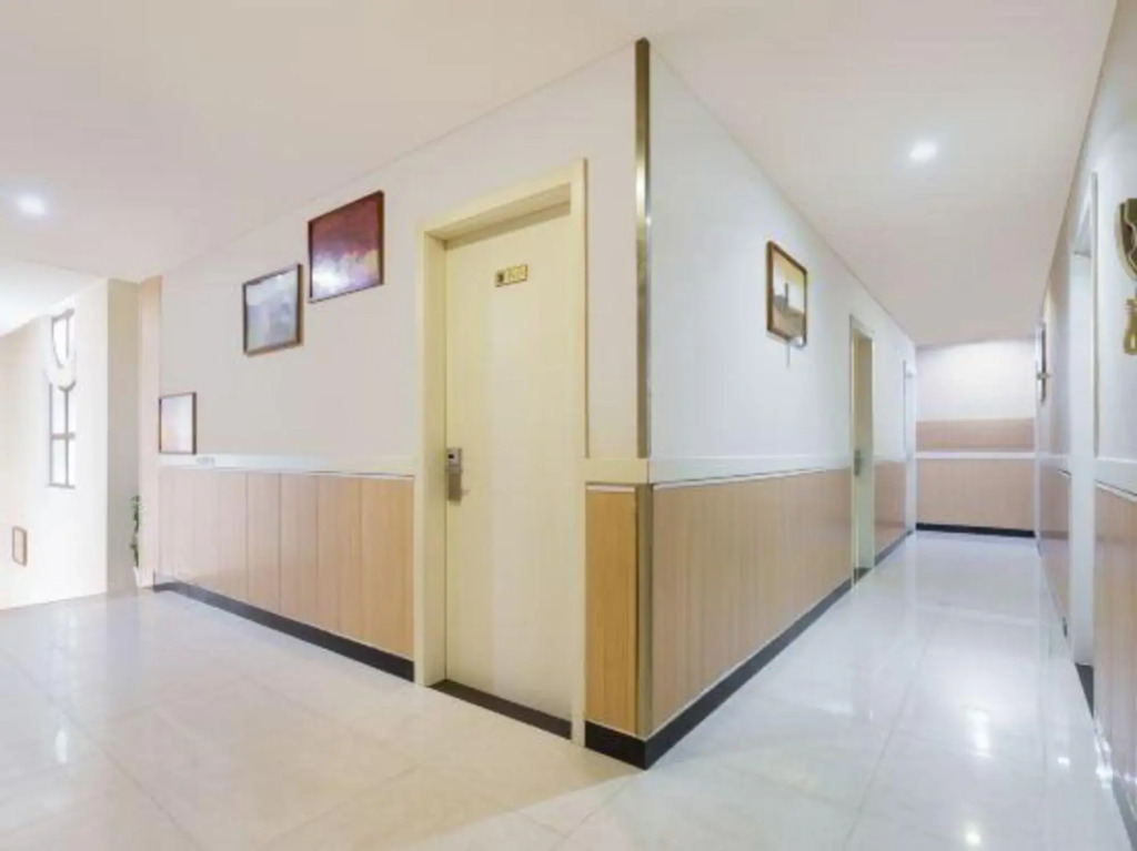 Yibai Liangpin Hotel (Shanghai Pudong Airport Store)