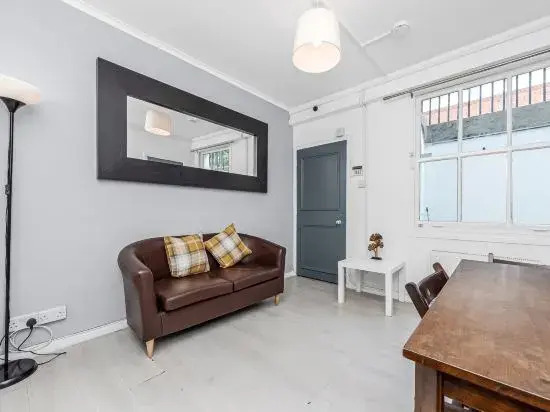 Fantastic 4 bedroom apartment in Russell Square
