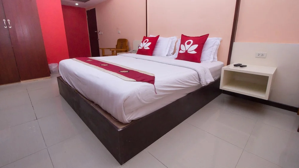 ZEN Rooms Surasak 2
