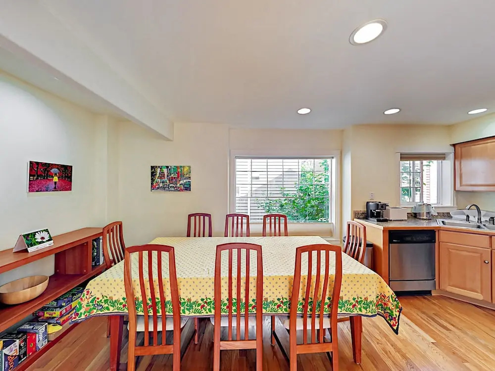 Latona Ave Townhouse Unit B - 3 Br townhouse by RedAwning