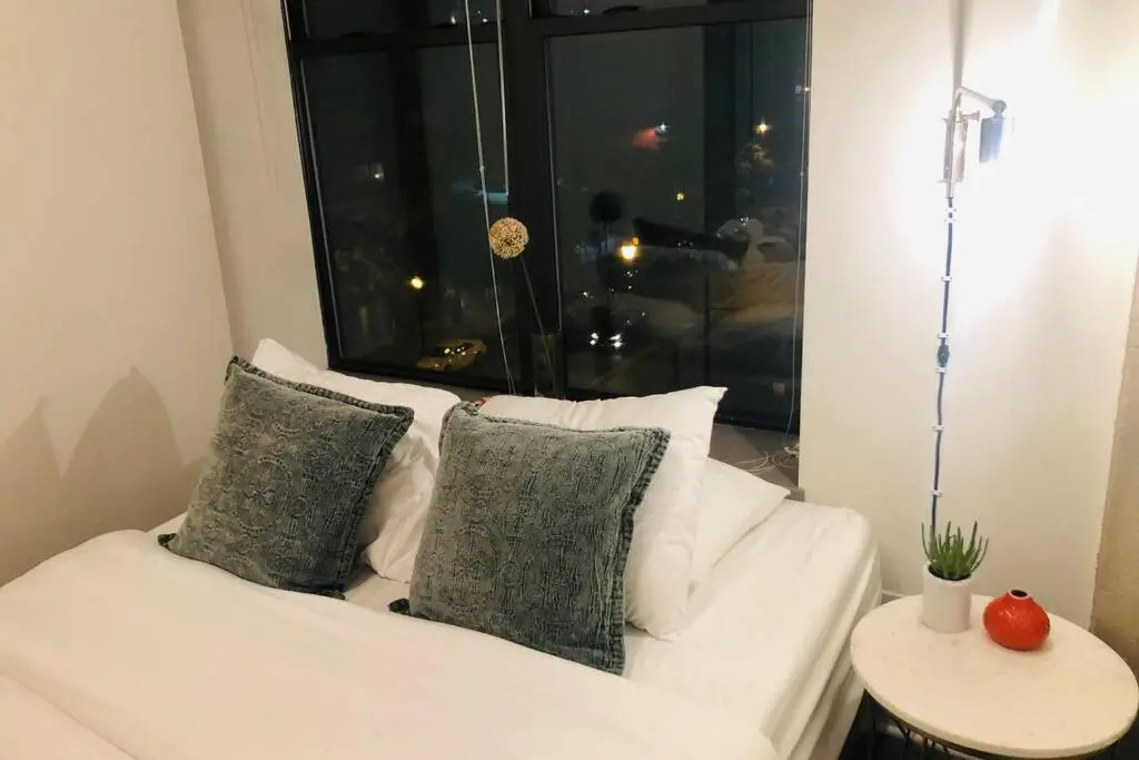 McCormick Place luxury corner apartment with optional parking for 6 guests