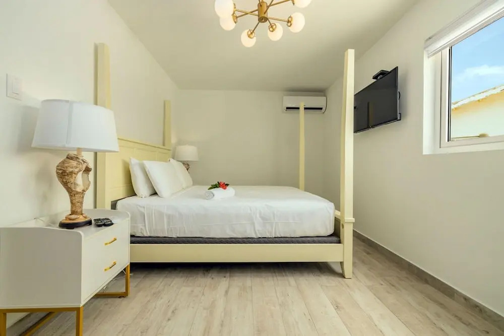 NEW Modern 3 Bedroom 10 Minute Walk to the Beach