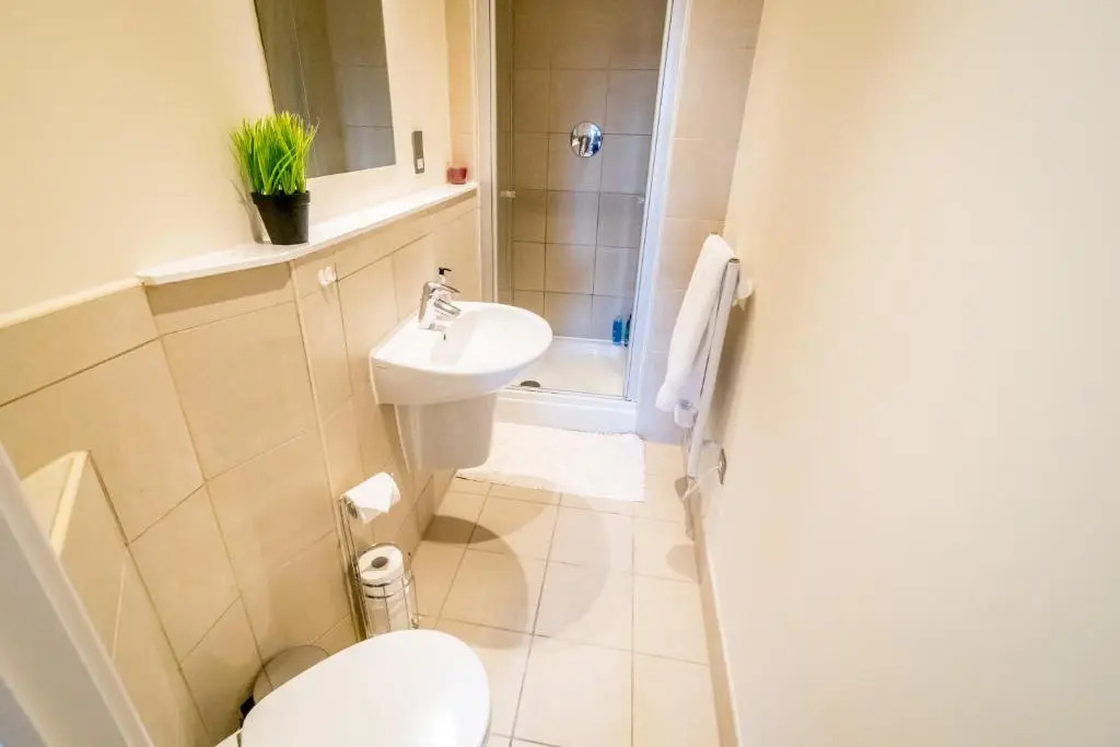 Spacious City 2 Bed, 2 Bath, FREE PARKING & WiFi