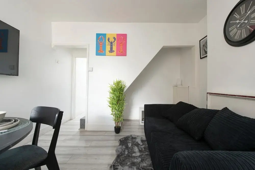 Stylish 4BR Home WiFi FreeParking