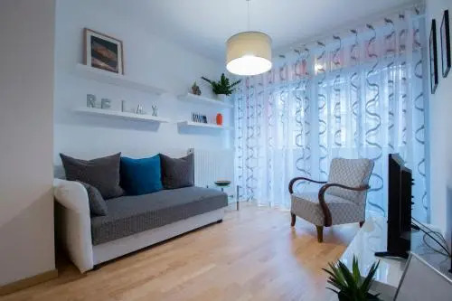 Modern 3 Br Apt with Balcony