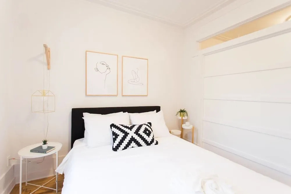 Charming Montreal 3 bdr Apartment Next to Subway