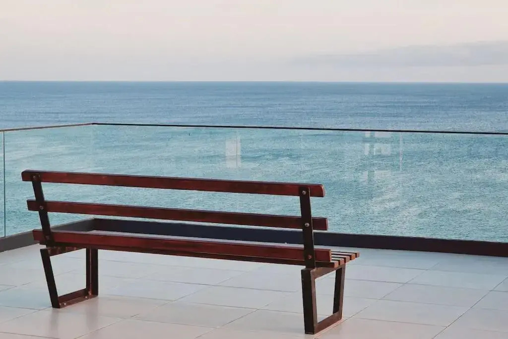 Apartamento encantador com piscina e vista mar