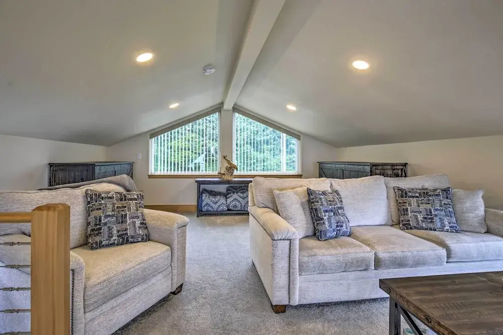 Yachats Gem w/ Private Balcony & Ocean Views!