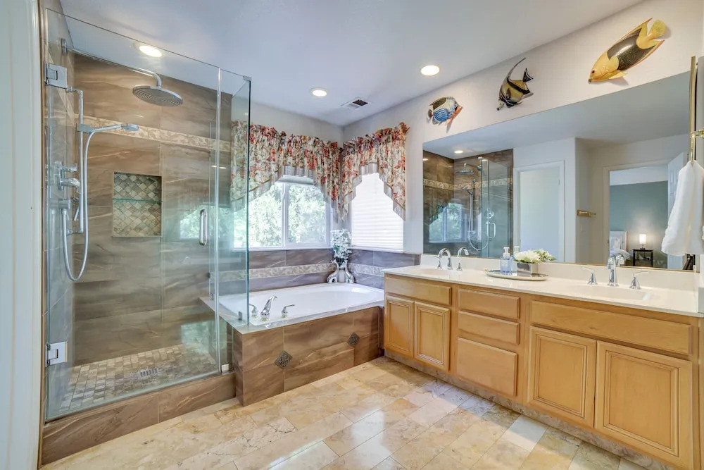 1 Mi to Downtown Reno: Spacious Home w/ Deck!
