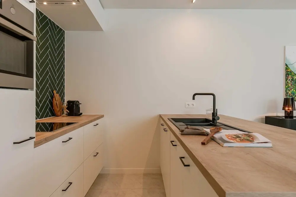 Cozy Ground-floor Apartment With Terrace Modern Amenities and Beachside Location