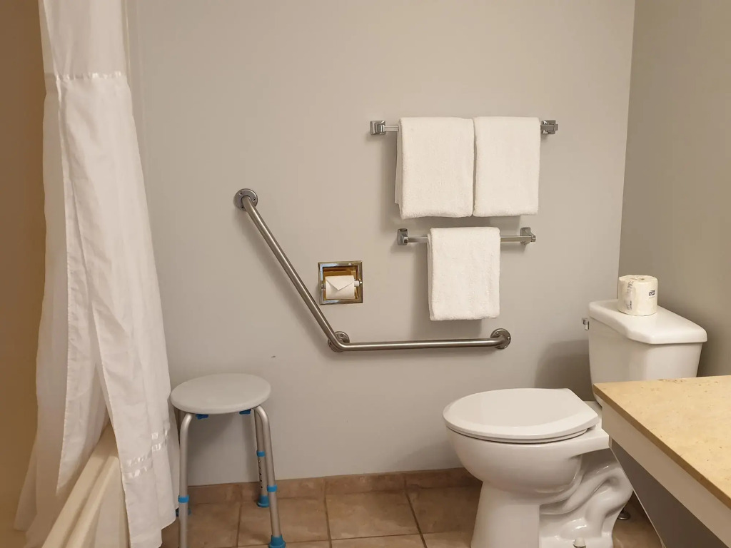 Riverland Inn & Suites