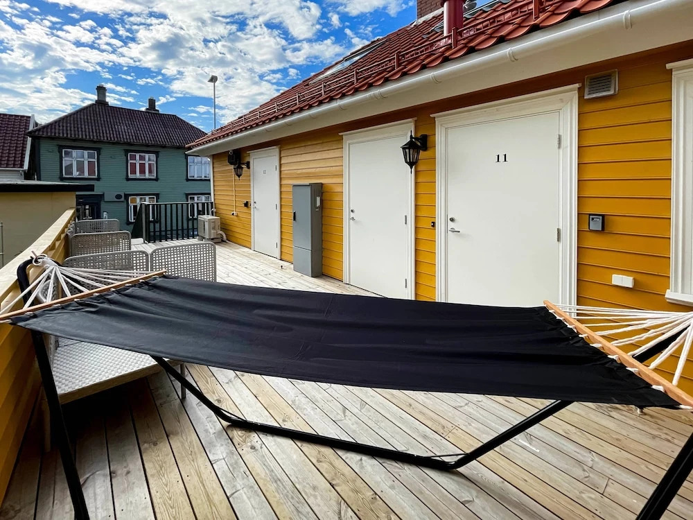 Vibrant Apartment on Bustling Street, Above a Restaurant - Perfect for Tourists,