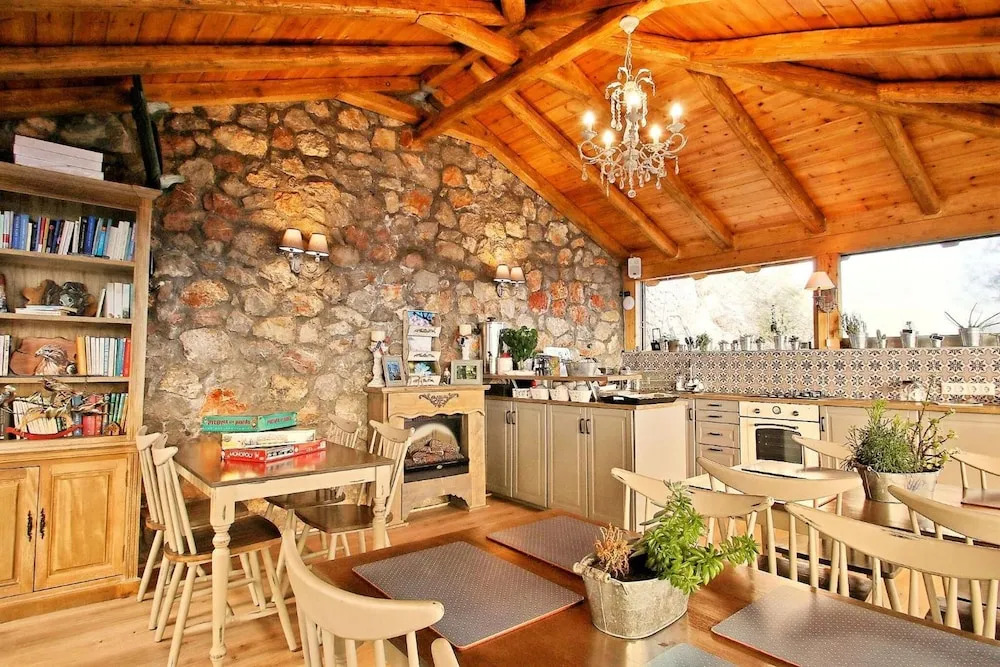 AlmondHouse Suites with Fireplace