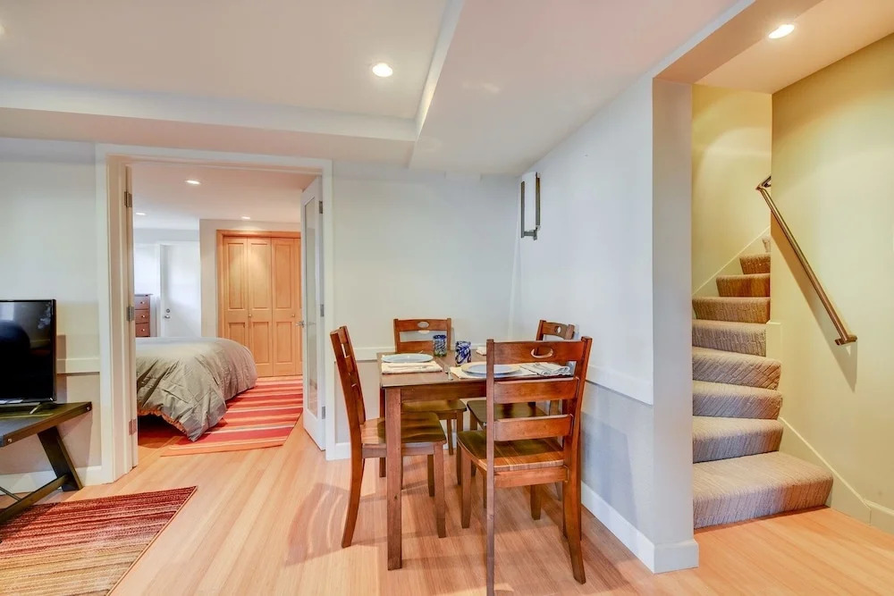 Aesthetically Elegant Downstairs Unit In Oakland 1 Bedroom Apts by Redawning