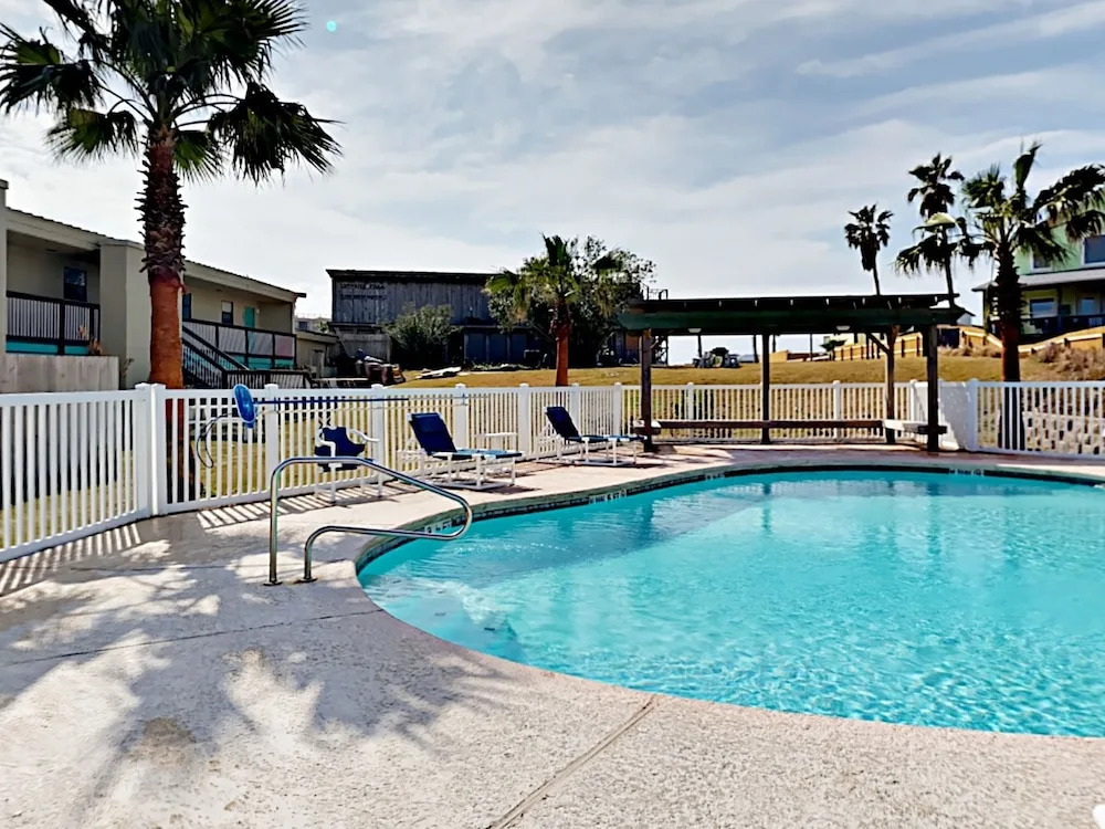 Nelray Shores - One Bedroom Condo