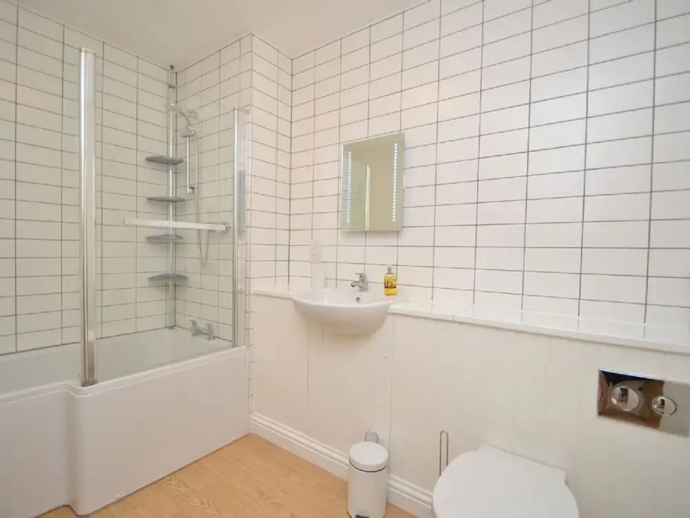 Apartment in 19th-century Building With Communal Garden in Dartmouth