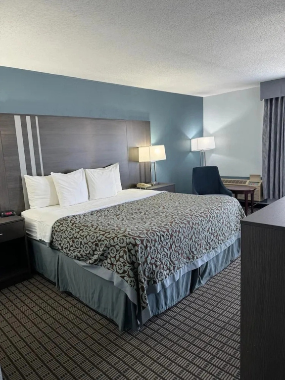 Rockfalls Inn & Suite