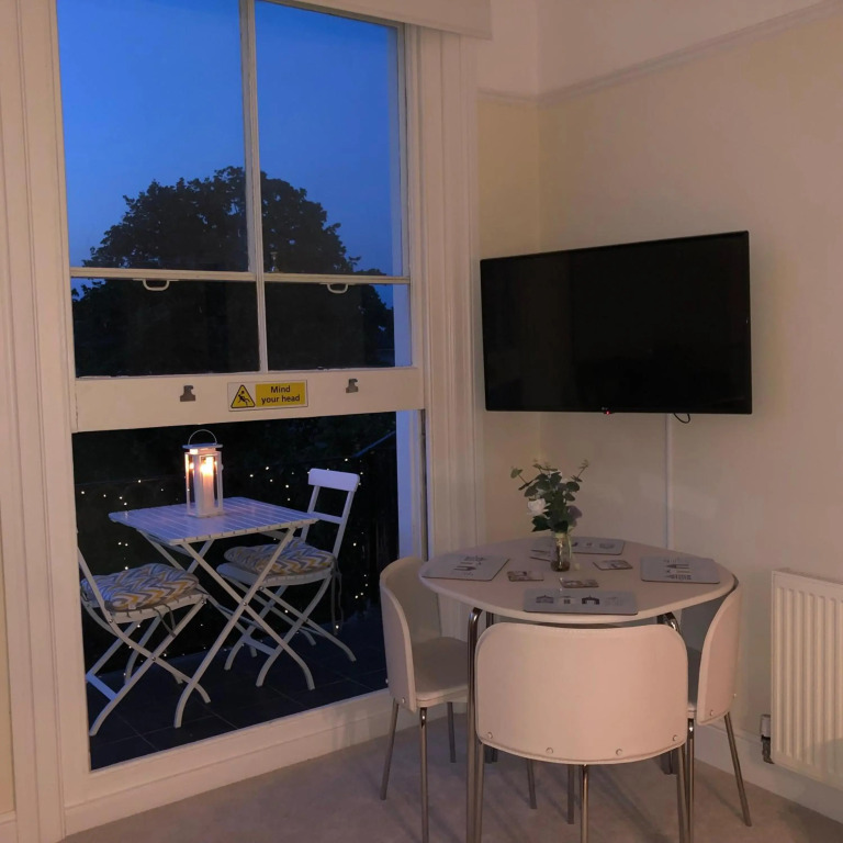 Wight On The Beach, Slps4, Stylish Apartment, Balcony with Sea Views