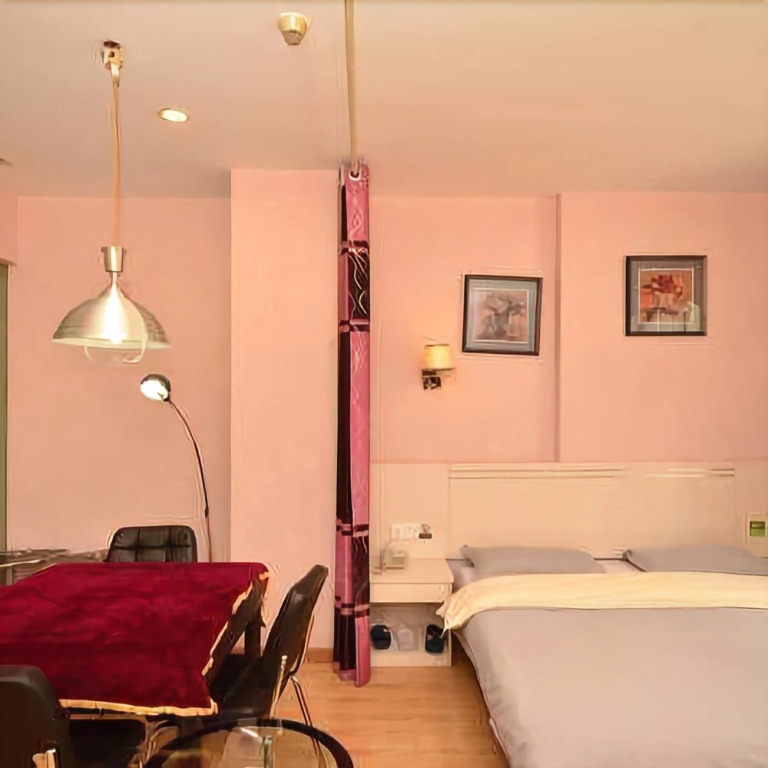77 Chain Traders Hotel