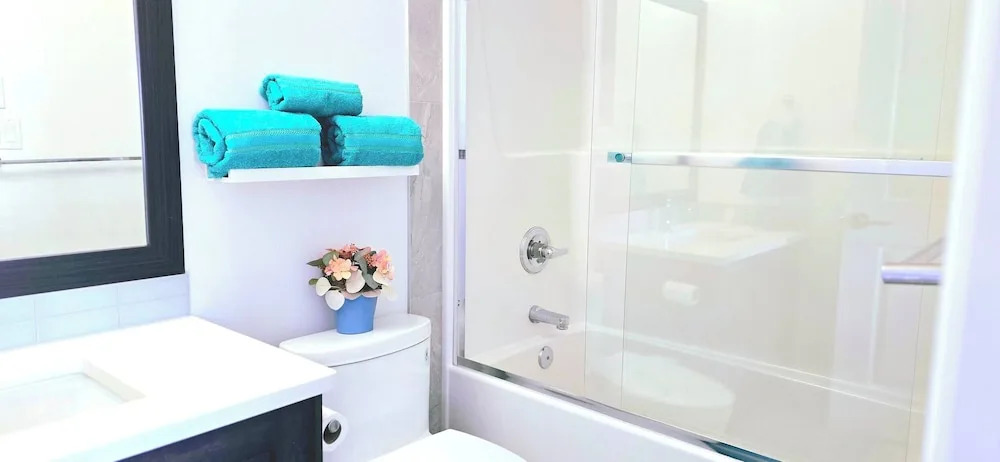 Modern 3BR Home Edmonton Near by Airport