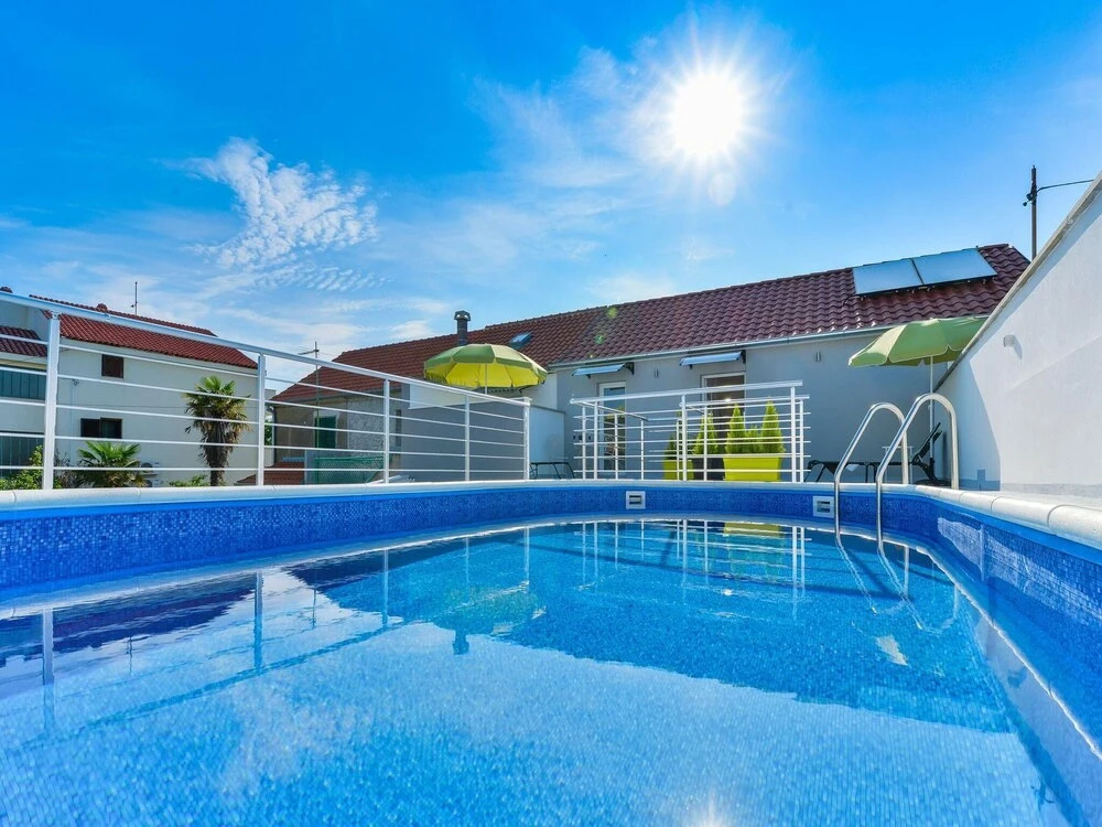 Villa Dragica mit Pool auf Terasse nur 50 m vom Meer in Privlaka, Kroatien