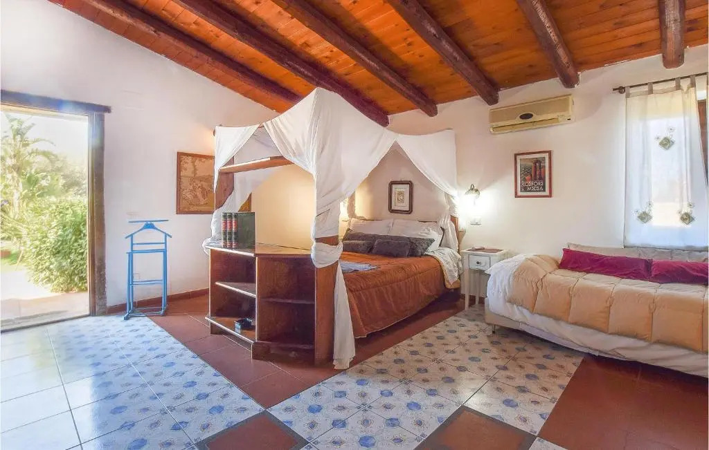 Cozy Home In Arenella With Swimming Pool