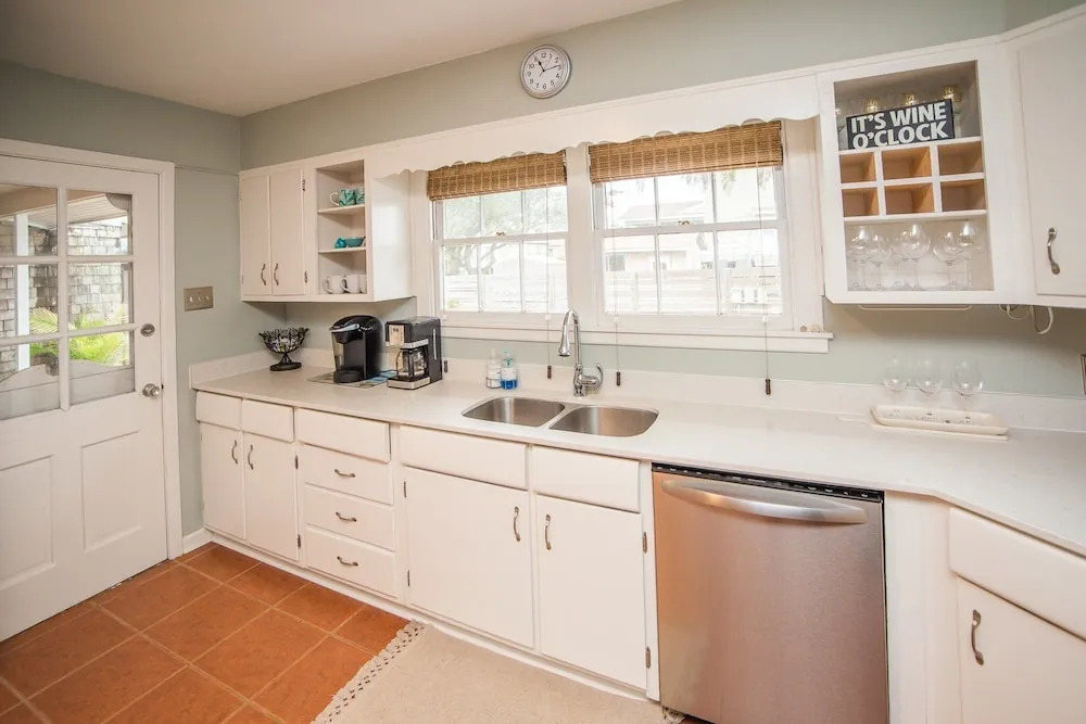 Oleander House - Pet Friendly! Private Pool!
