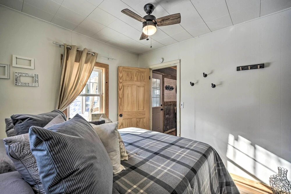 Family Home - Walk to Town & Balsam Lake