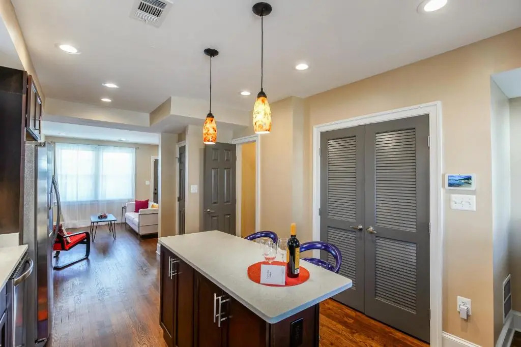 Luxurious DC Townhome ideal for Large Families plus Free Parking