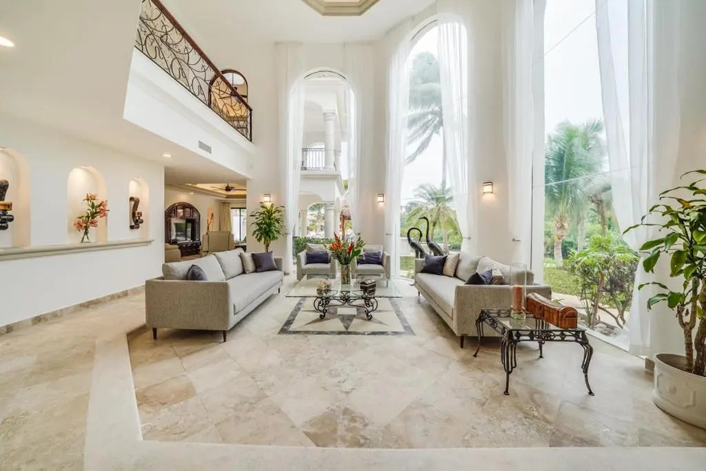 Lagoon & Beach Steps Away 5-bdrm Villa Elegancia