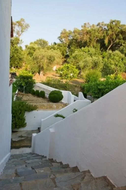 Dinas Studios & Apts