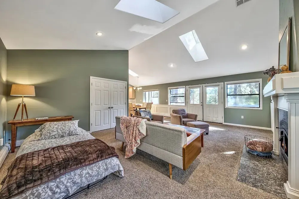 Bright, Rustic And Spacious 2br - Near The Beach 2 Bedroom Home by Redawning
