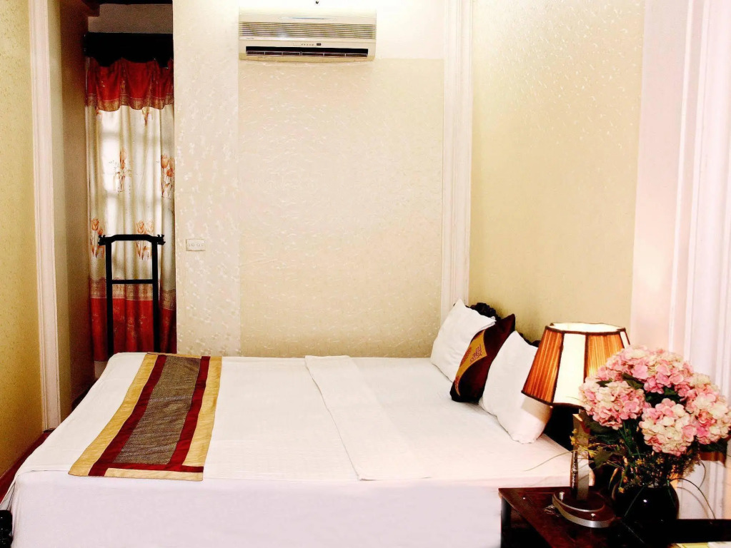 Le Petit Hotel & Travel